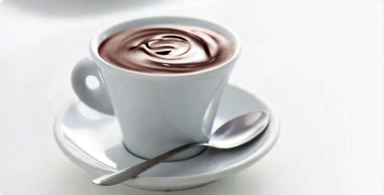 Chocolate caliente servido en taza