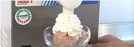 Máquina montadora PRIMA 2 dispensando nata montada sobre un postre