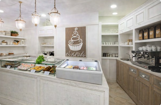 Cafetería luminosa con una vitrina compacta de helados integrada en el mostrador